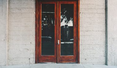 Które drzwi wejściowe są odpowiednie dla drewnianego zadaszenia?