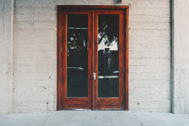 Które drzwi wejściowe są odpowiednie dla drewnianego zadaszenia?