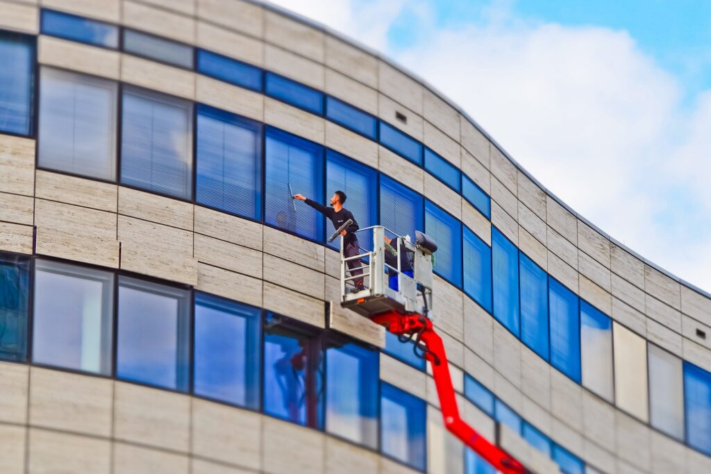 Jak profesjonalne mycie okien Poznań może wpłynąć na wizerunek firmy?