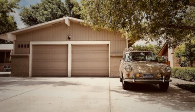 Brama garażowa dwuskrzydłowa &#8211; jak zrobić &#8211; DIY dla każdego